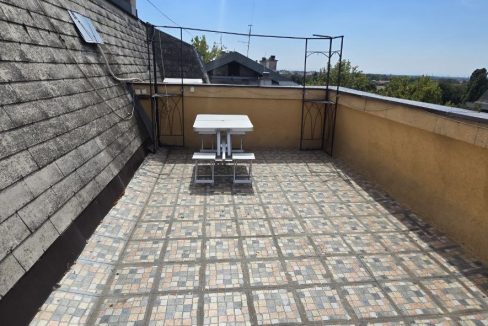 9 (37)